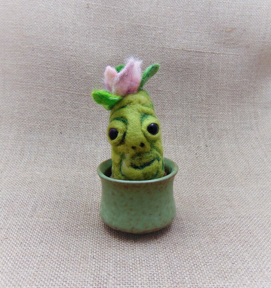 Handmade Needle Felt Decoration - Happy Cactus (Pink) Handmade Needle Felt Decoration - Happy Cactus (Pink)