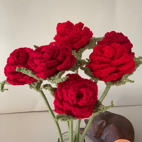 Red rose, 7th anniversary gift, single rose or bouquet of crochet roses