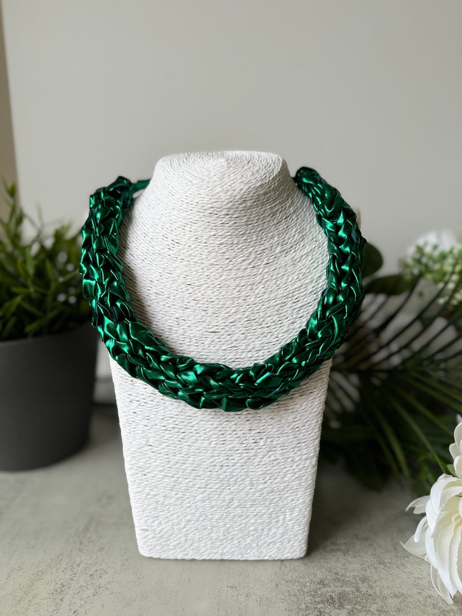Metallic Emerald Green Yarn Necklace 