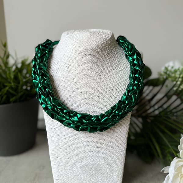 Metallic Emerald Green Yarn Necklace 
