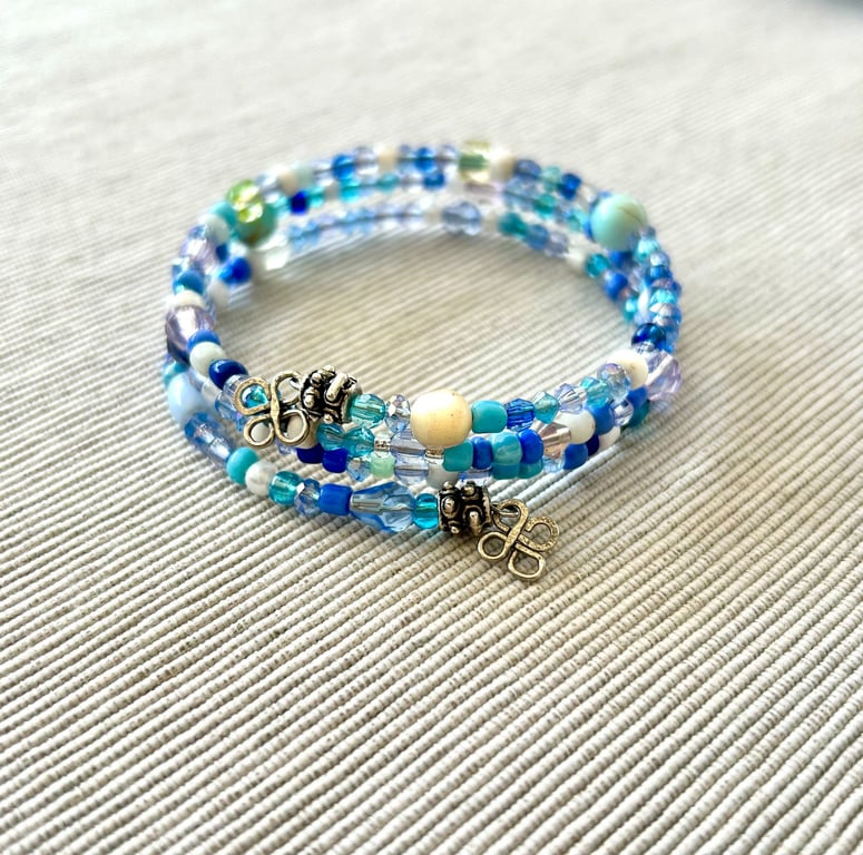 Blue summer bangle made with mixed beads - Stretchy - one size fits all