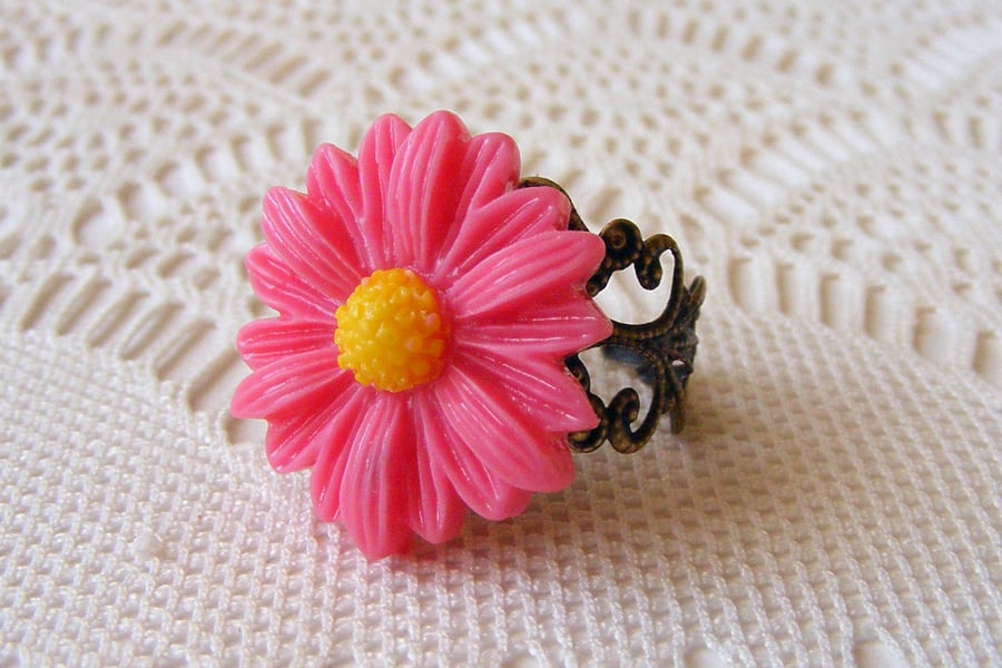 Adjustable Ring with Bright Pink Daisy