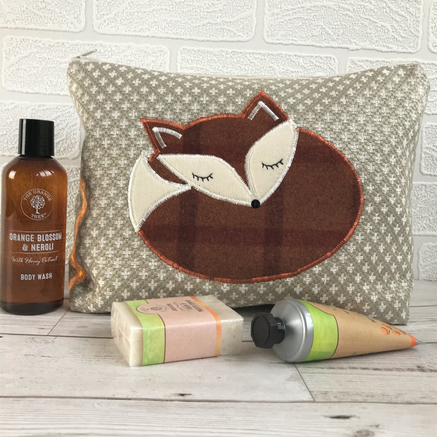 Sleepy Fox toiletry bag, wash bag in beige and white with tweed sleeping fox