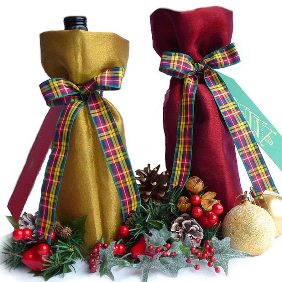 Christmas bottle bag (dark red or gold) with tartan ribbon & festive gift tag