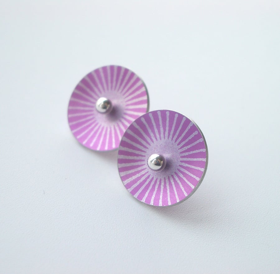 Circle studs in pink with sunburst print