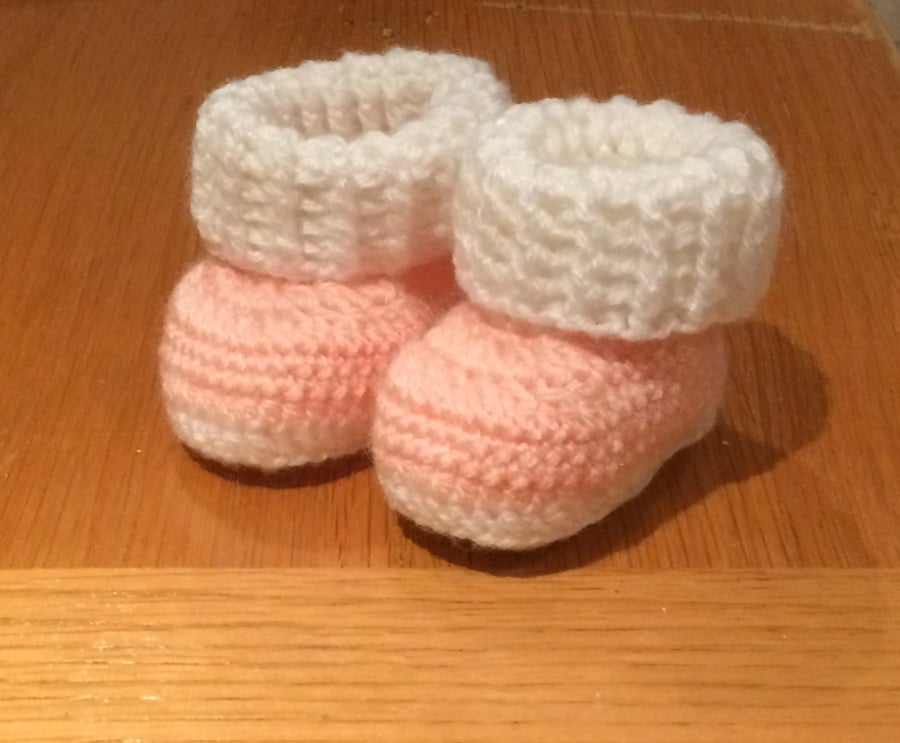 Gorgeous crocheted booties 