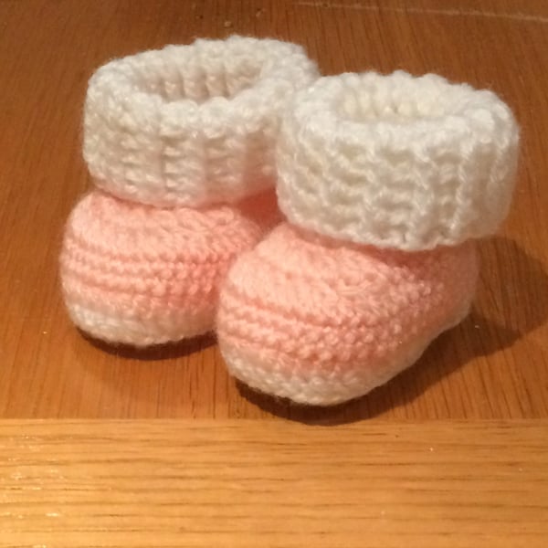 Gorgeous crocheted booties 