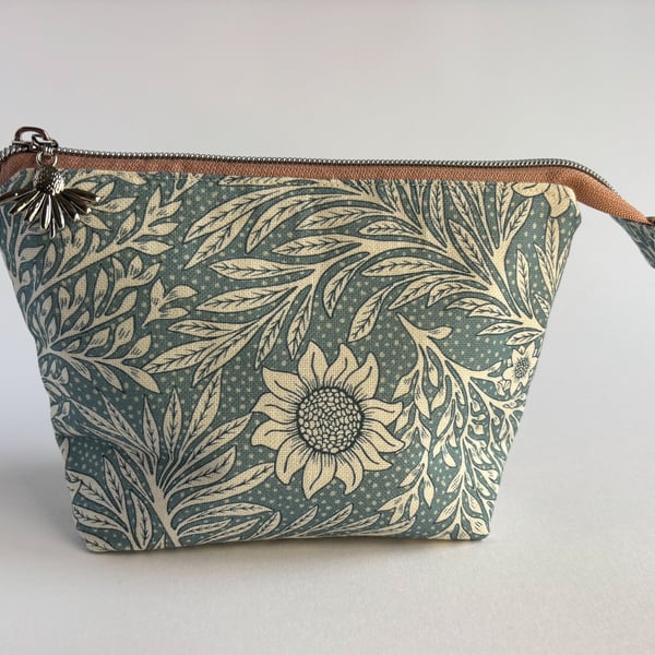 Cotton washbag of toiletry bag with waterproof lining