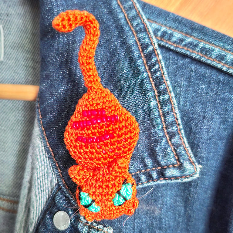 Crocheted cat brooch - ginger