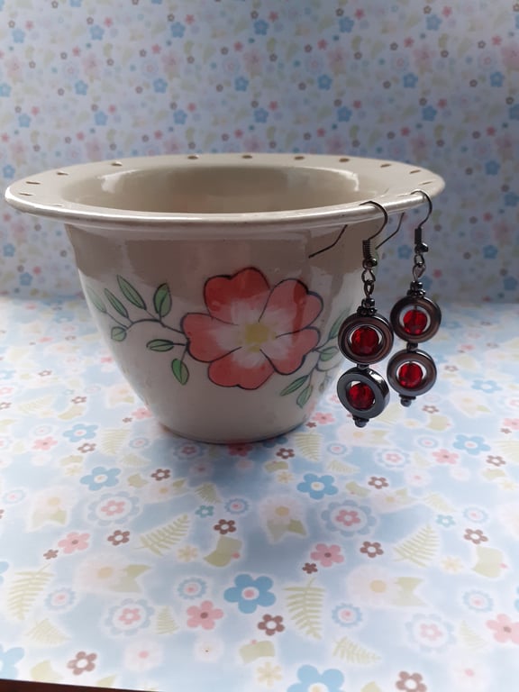 HEMATITE AND RED FACETED DANGLE EARRINGS.