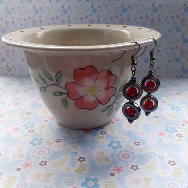 HEMATITE AND RED FACETED DANGLE EARRINGS.