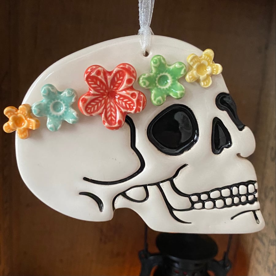 Ceramic skull decoration with flowers