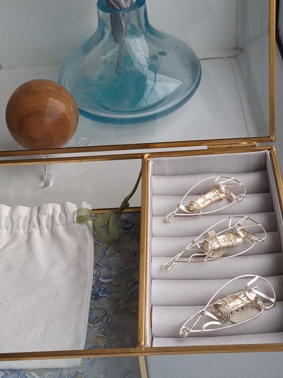 White stick pearl in sterling silver brooch 