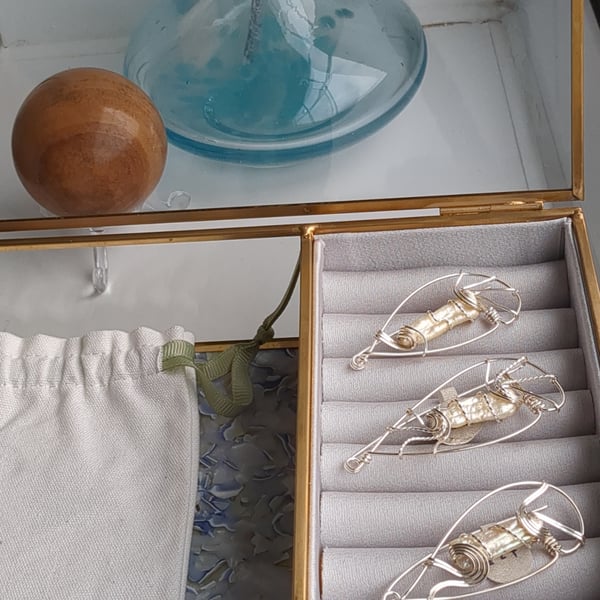 White stick pearl in sterling silver brooch 