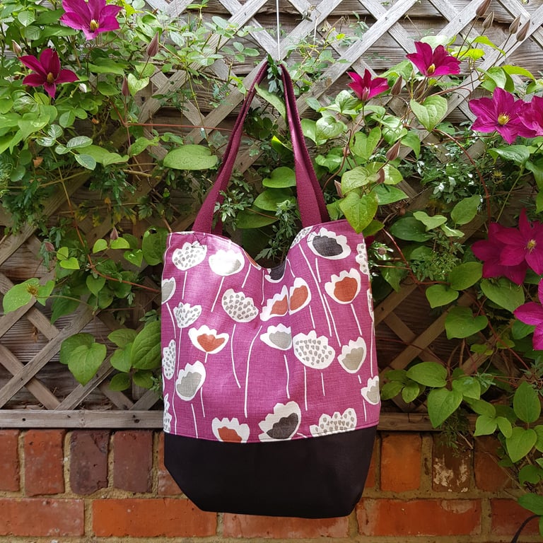 Tote bag with zip: contemporary floral design in mauve