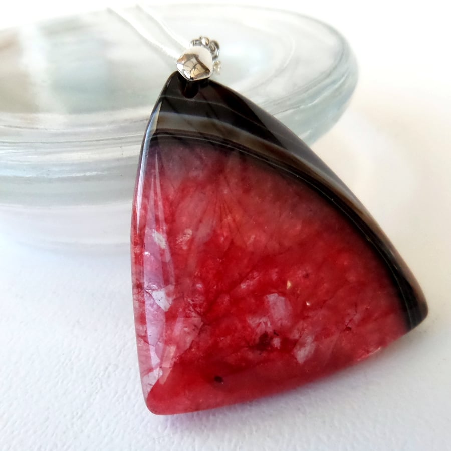 Red and black agate pendant necklace