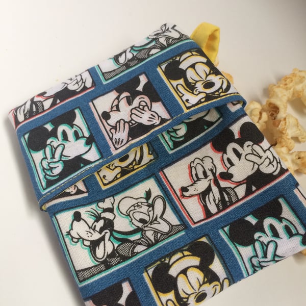 Reusable snack bag, ideal for toddlers. Mickey fabric