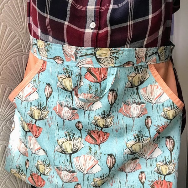 Green cotton apron with a pocket and tie waist, fully lined