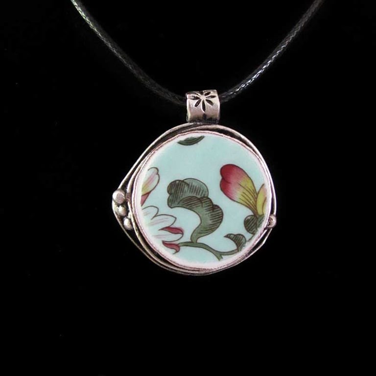 PENDANT VINTAGE CHINA BROKEN CERAMICS NECKLACE