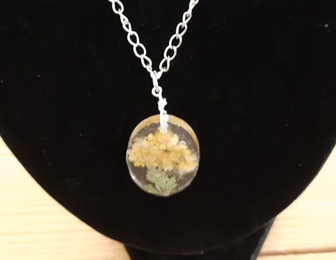 Medium Oval Resin Pendant Necklace with Yellow Dried Pressed Flowers (Design2)