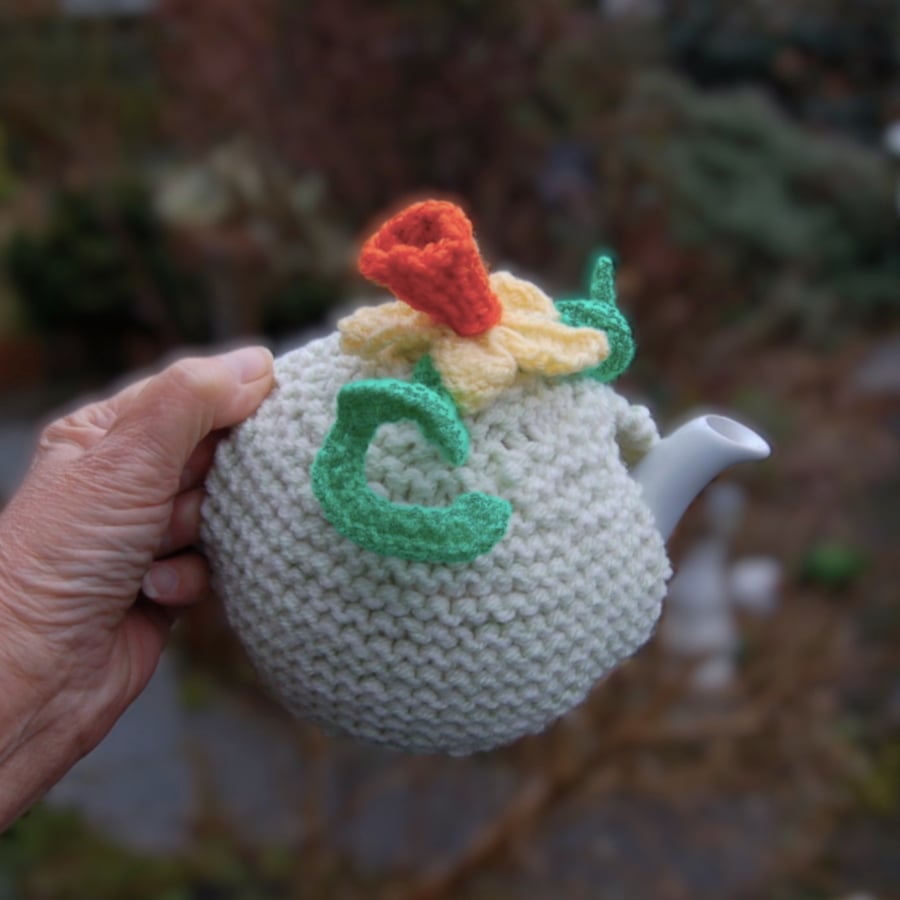 Daffodil tea cosy - hand knitted  - to fit a small teapot 