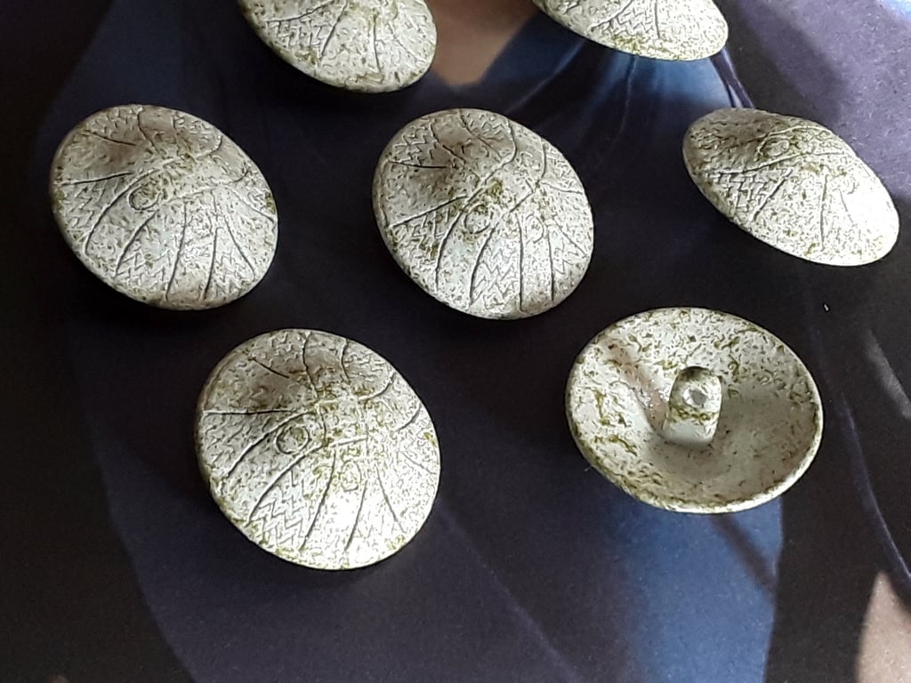 22.4mm 36L Metal Vintage look aged White & Gold sparkle Button