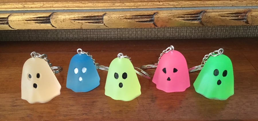 Small colourful Glow in the dark mini ghost Halloween keyrings.