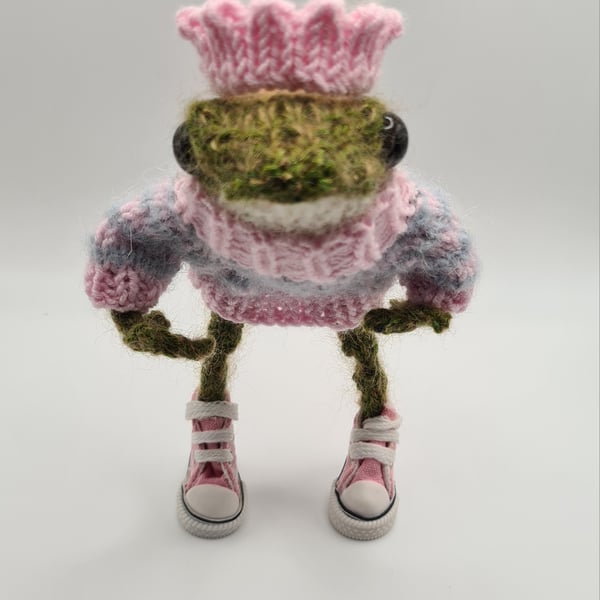 Poseable knitted Frog with Jumper, Boots and Crown