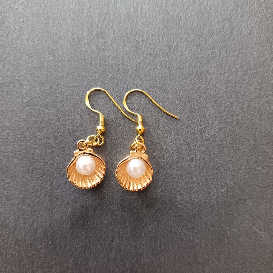 Gold and pearl scallop shell charm dangle earrings 