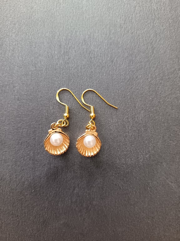 Gold and pearl scallop shell charm dangle earrings 