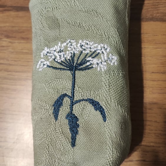 Tissue Holder green with embroidered Cow Parsley