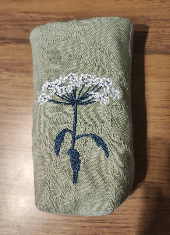 Tissue Holder green with embroidered Cow Parsley