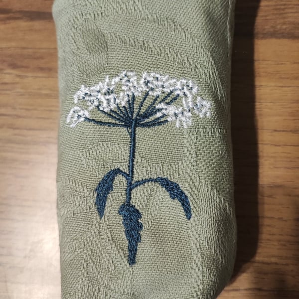 Tissue Holder green with embroidered Cow Parsley