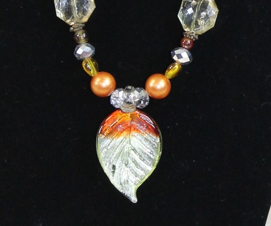 EL24 Glass Leaf Pendant Necklace