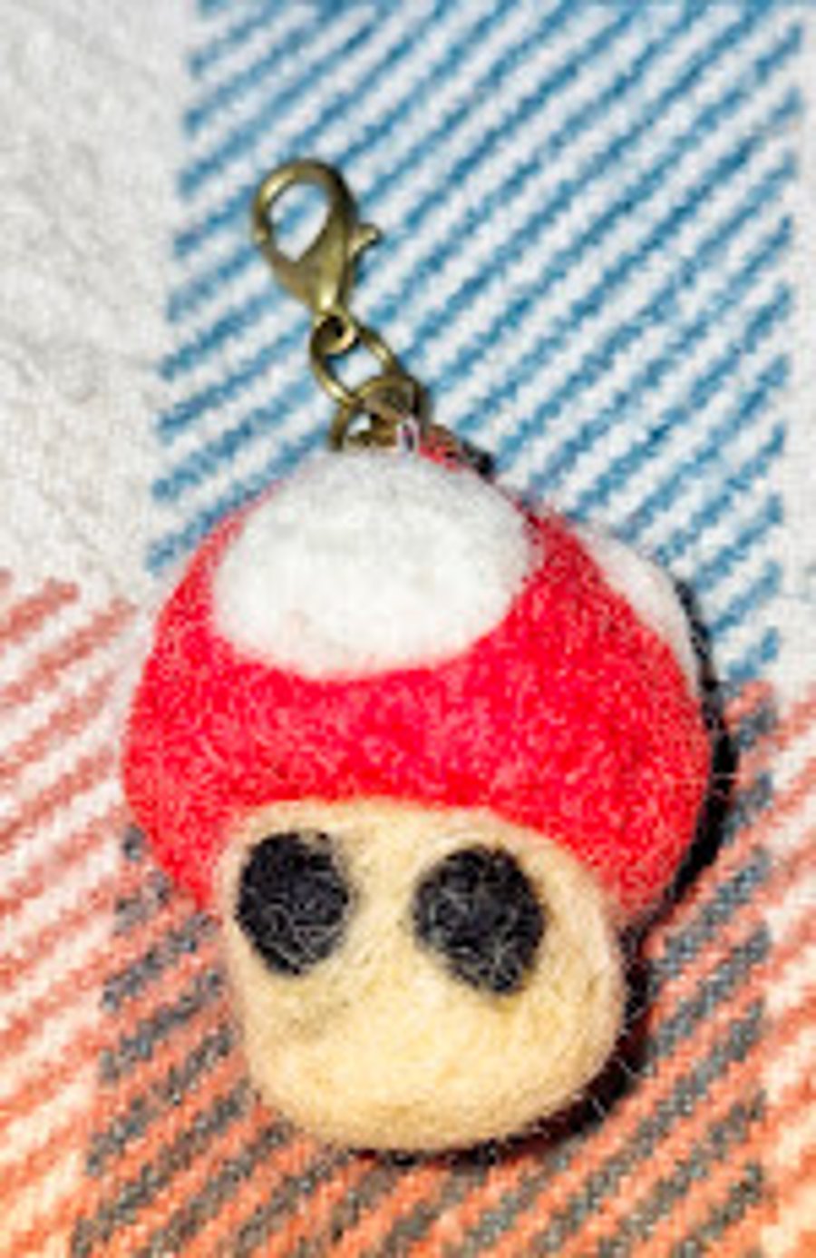 Handmade Needle Felted Red Mushroom Keyring – Retro Gaming Inspired 
