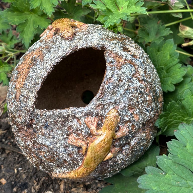 Stoneware planter with lizards