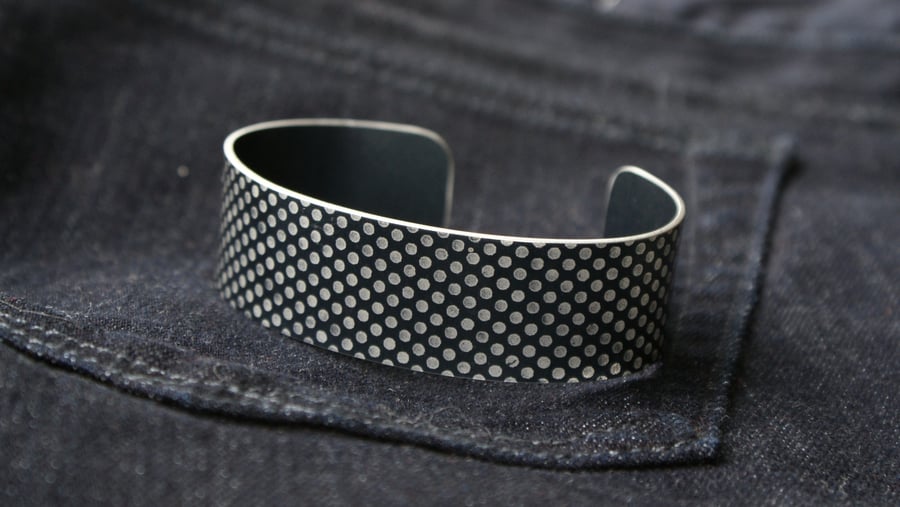 Geometric spotty pattern cuff bracelet black