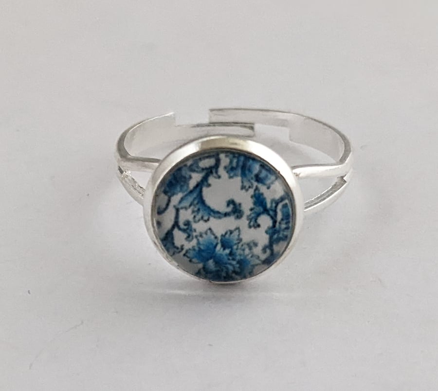 Blue and white patterned adjustable ring