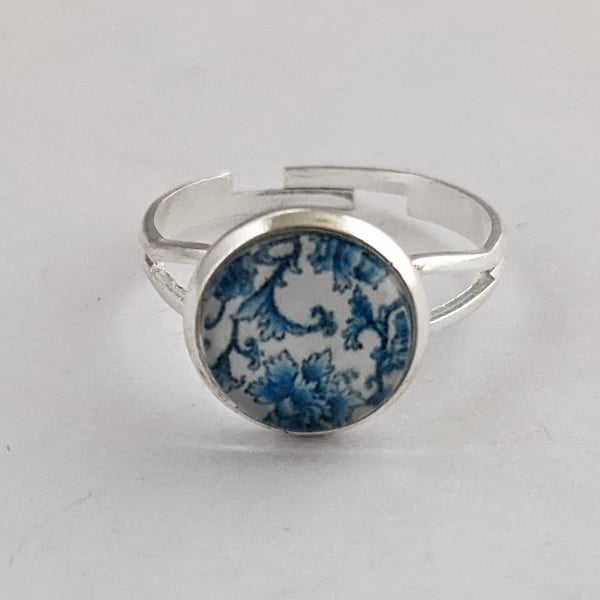 Blue and white patterned adjustable ring