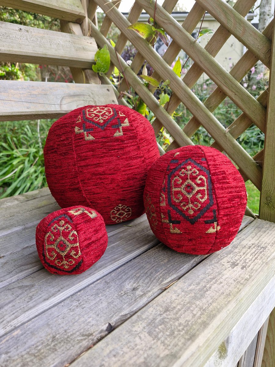 Set of 3 decorative balls in burgundy chenille and gold fabric.