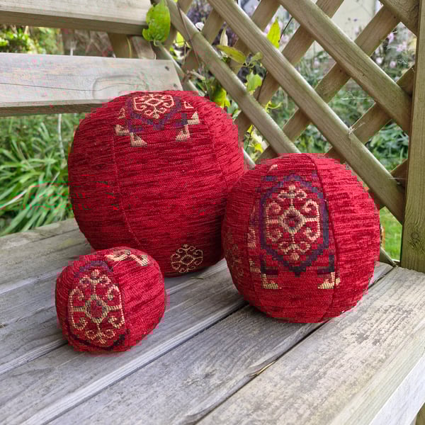 Set of 3 decorative balls in burgundy chenille and gold fabric.