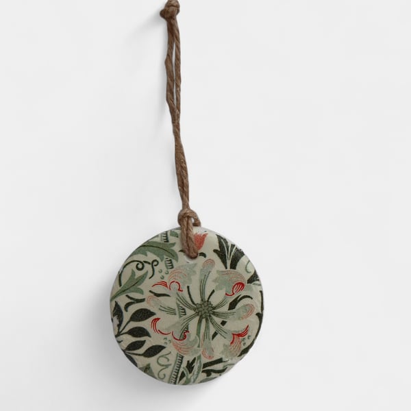 Green Flowers Vintage Style Round Clay Hanging Aromatherapy Diffuser