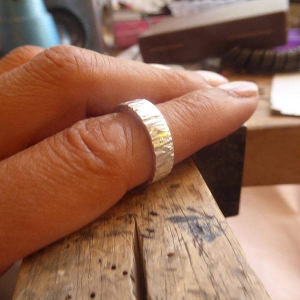 Hammered bark sterling silver ring - rustic wedding ring - 5 mm silver band