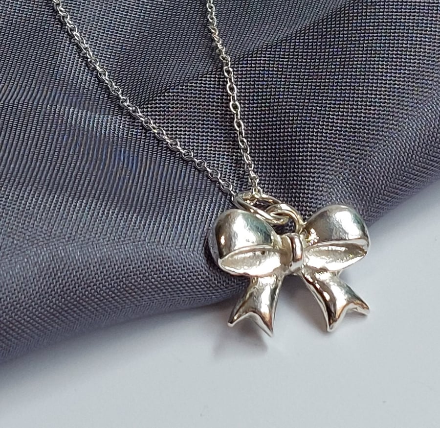 Silver Bow Style Necklace