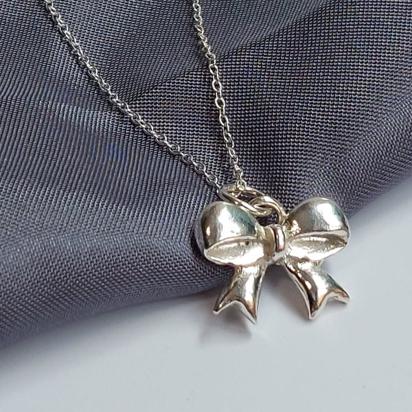 Silver Bow Style Necklace