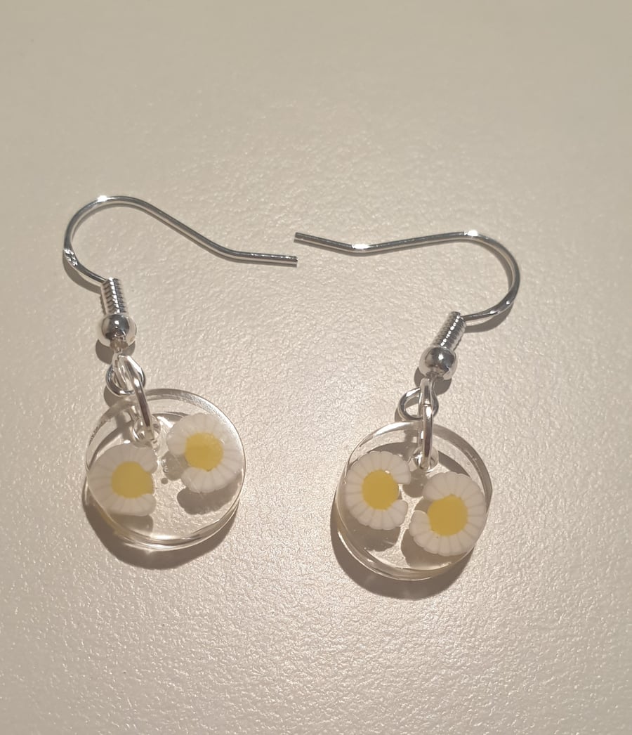 Round daisy resin earrings