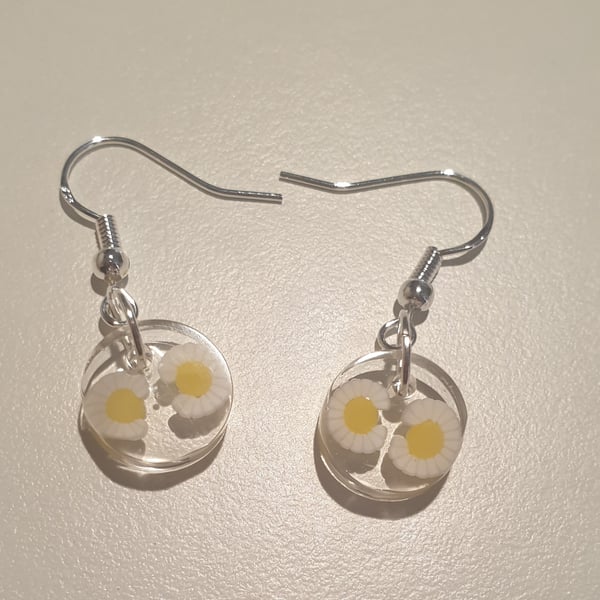 Round daisy resin earrings