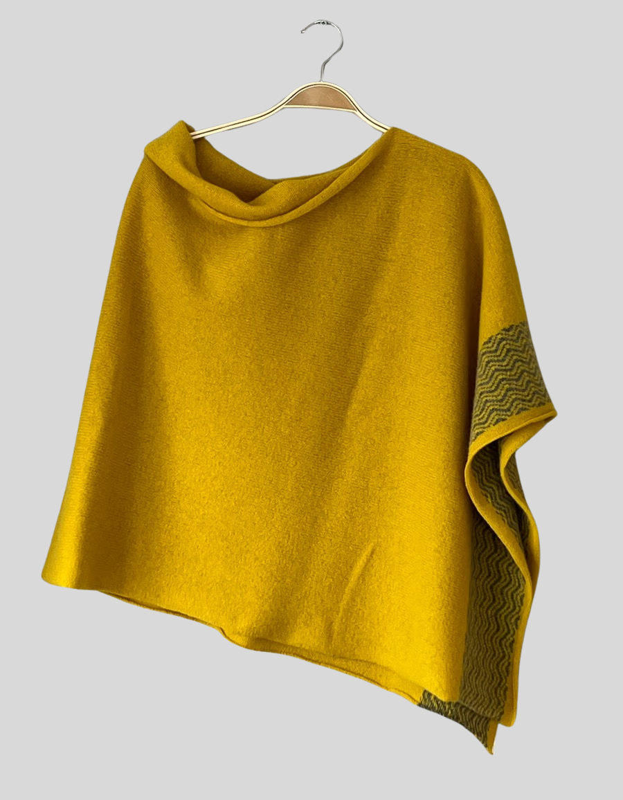 Ponch soft merino lambswool piccalilli yellow with wavy uniform grey border