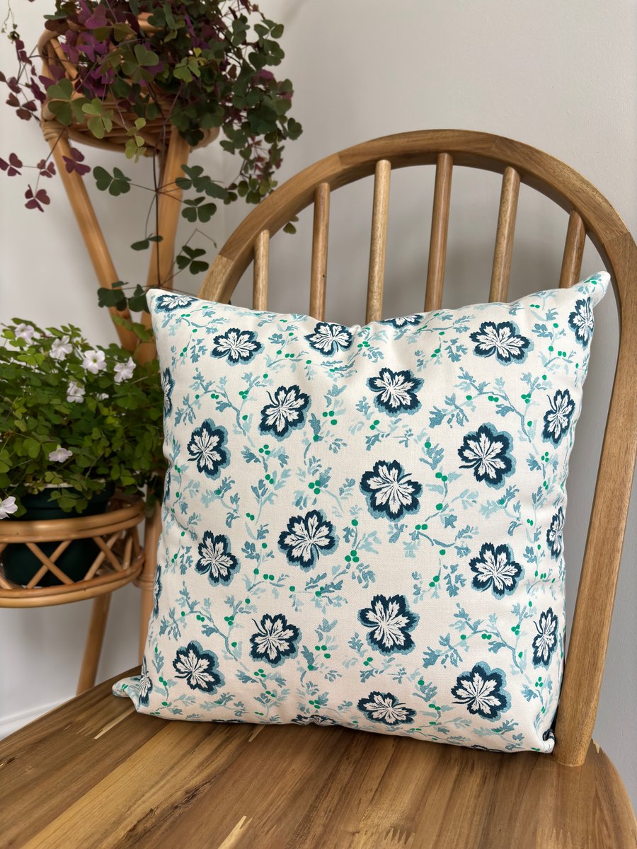 Cushion cover in blue floral camomile design, 40cm x 40cm