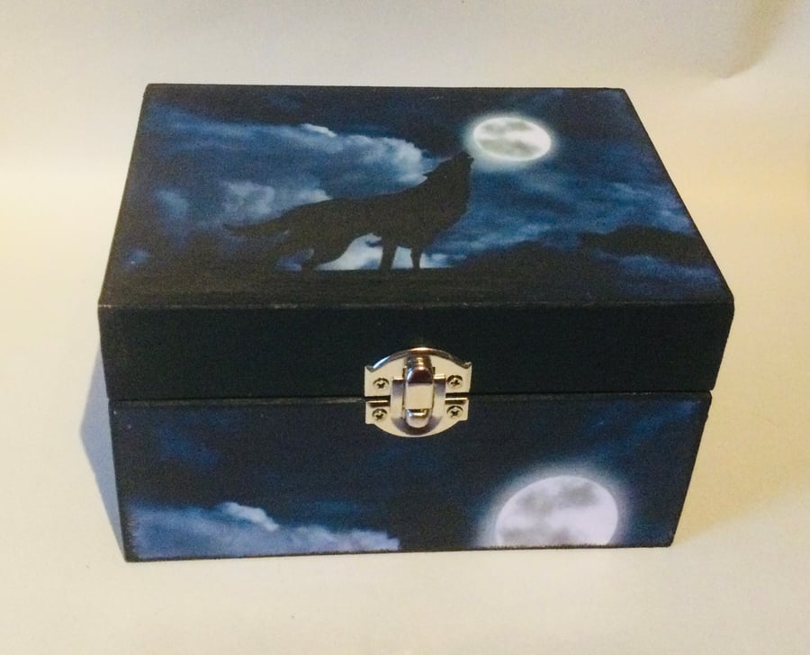 Howling wolf medium sized box